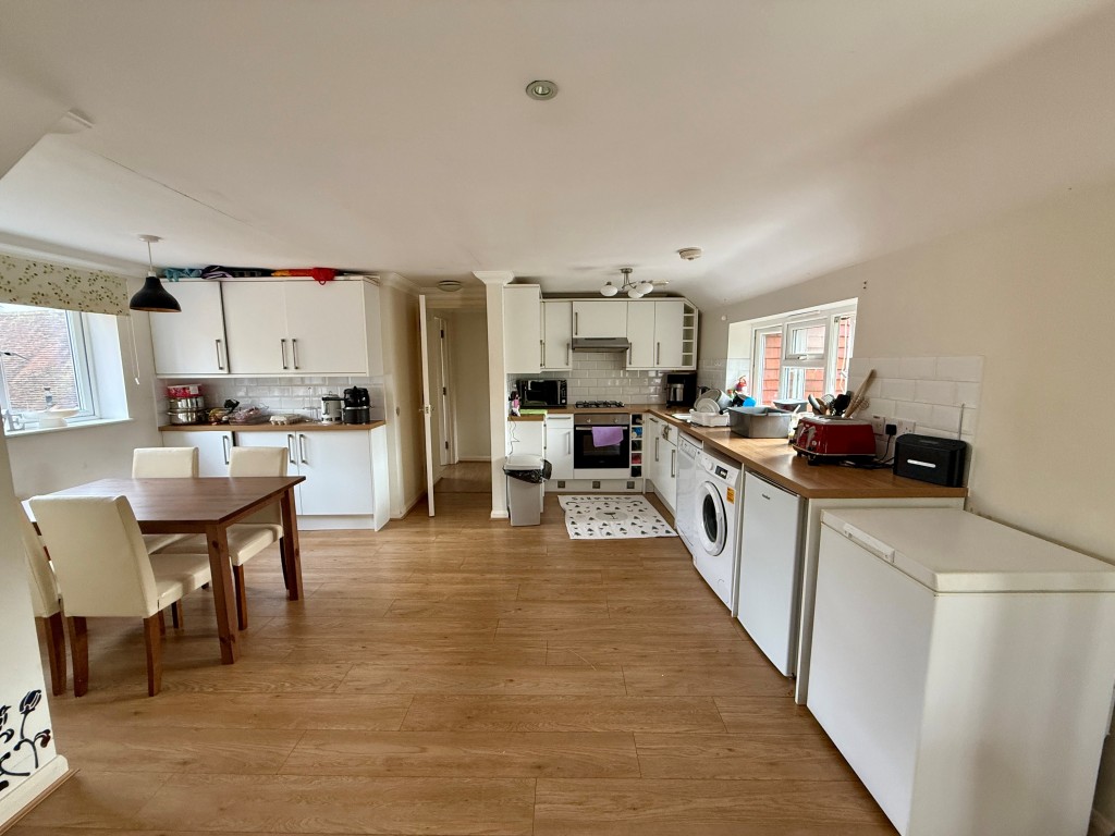 Lot: 10 - HIGH STREET INVESTMENT WITH POTENTIAL - Flat 5 kitchen and dining room